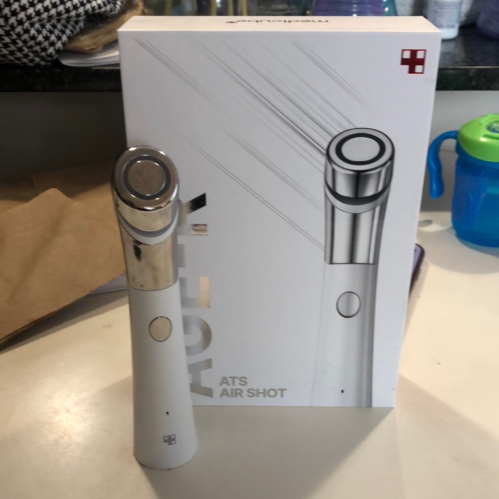 AGE-R ATS Air Shot by Medicube- Needle free pore care skin machine